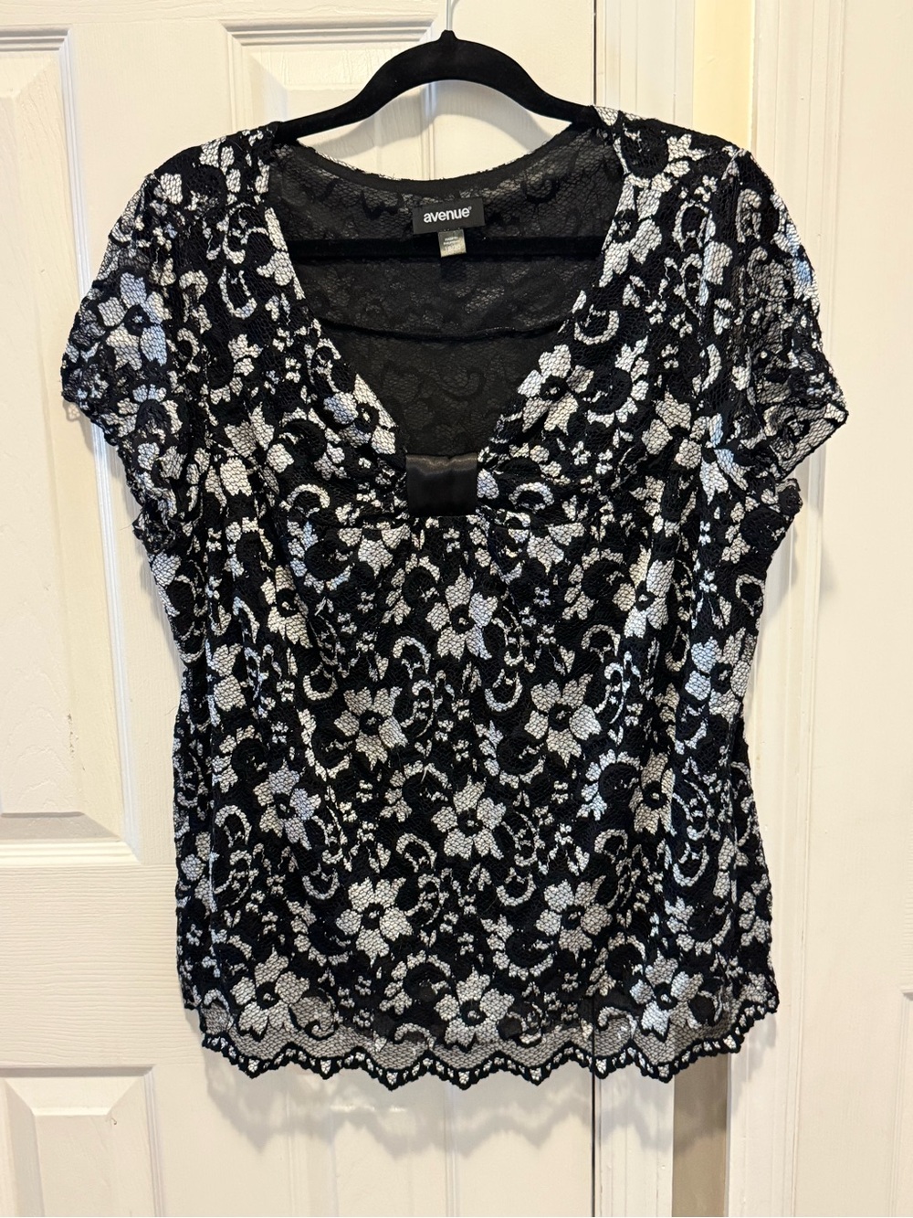 Avenue Black and White Floral Lace Cap Sleeve Blouse size 18/20